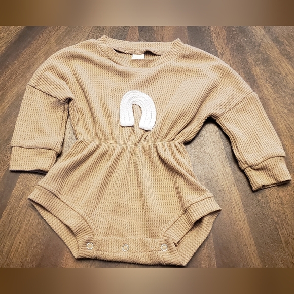 Tan Waffle Pattern Baby Romper with White Rainbow Design Size 12-18 Months - Picture 1 of 9